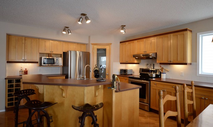 Southeast Calgary House | 5 min walk to community lake, 1 hour from the mountains, close to Spruce Meadows