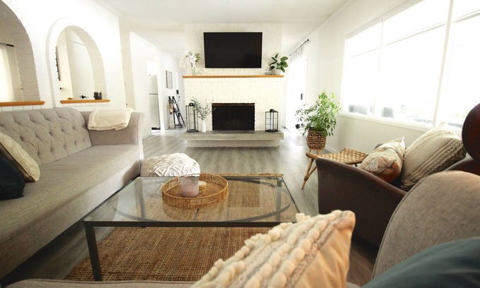 Central Okanagan House | 5 Mins to Lake/Downtown - Private & Spacious 3 Bd 2 Bath - PET FRIENDLY!