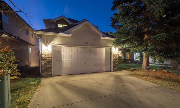 Northwest Calgary House | 5 mins to ski resort and 10 mins to downtown cozy walk out basement 3 levels HM