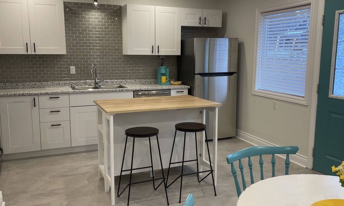 Southampton Apartment | 5 minute stroll to beautiful Southampton beach and the vibrant downtown area.