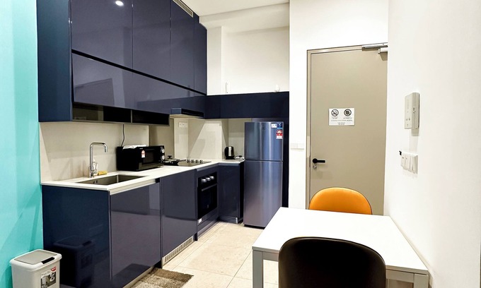 Pudu Apartment | 5 minutes to Bukit Bintang! Couple studio Apartment/Infinity pool/Metro station.
