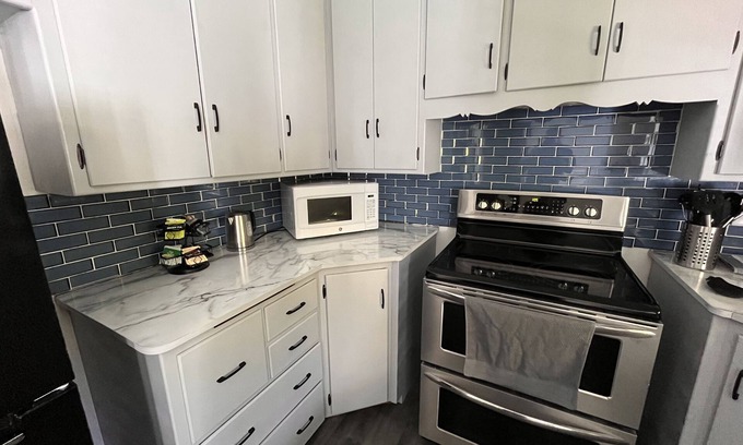 Monona House | 5 minutes to Lake! Close to bike trails! Comfy 3 bedroom