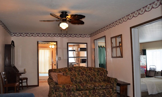 Leon House | 5 minutes to Little River Lake! Three-Bedroom Cottage -Accommodates 7 guests