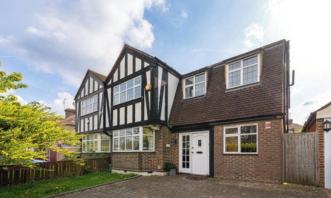 Oakleigh House | 5 Minutes walk from Barnet Underground , Lovely 5 bedroom House with Office !