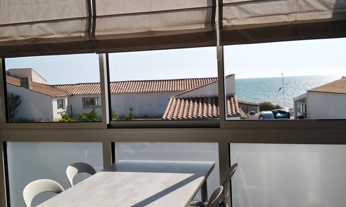 Longeville-sur-Mer Apartment | 5-person apartment with sea view at the foot of the beach