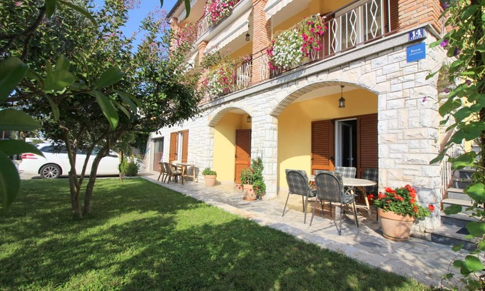 Porec Apartment | 5 persons, near the sea and city center, with barbecue and private parking