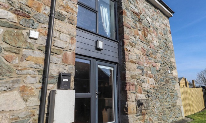 Newborough Cottage | 5 STAD CLYNNOG, pet friendly, with a garden in Niwbwrch (Newborough)