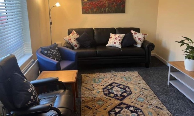 Corby Apartment | 5 Star-6 Bed-4 Bdrm-2 Bath-secure Park x 3