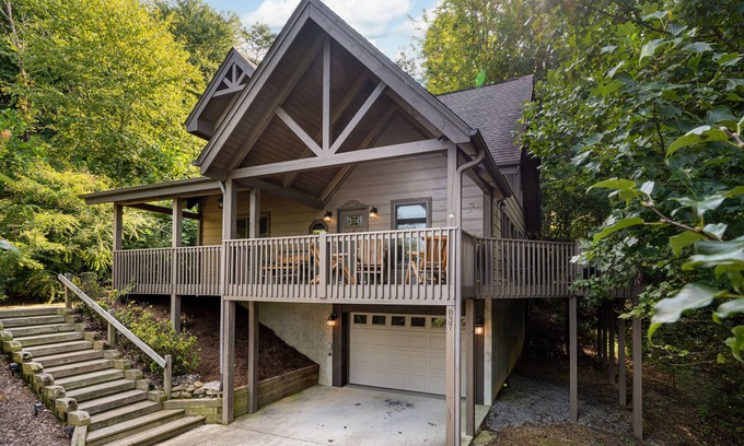 Rambling Ridge Cabin | 5 STAR accessible cabin, family friendly, pet friendly, long views, NEW hot tub
