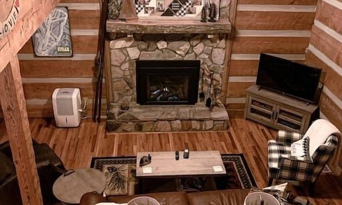 Seven Devils House | 5 Star High Country Hideaway Cabin hot tub Pet Friendly Pond Sleeps 8 Pond View