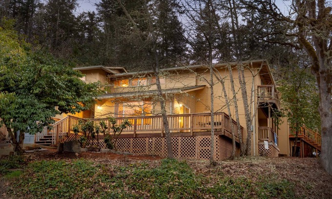 Fairmont House | 5-Star Townhouse! Steps to Hendricks Park and UO! Early Check-In/Late Check-out!