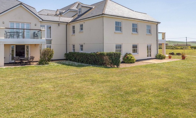 Thurlestone Apartment | 5 THURLESTONE BEACH, pet friendly, with a garden in Thurlestone