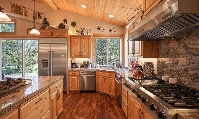 Sunriver House | 5 Vine Maple 6 Bedroom Home by Redawning