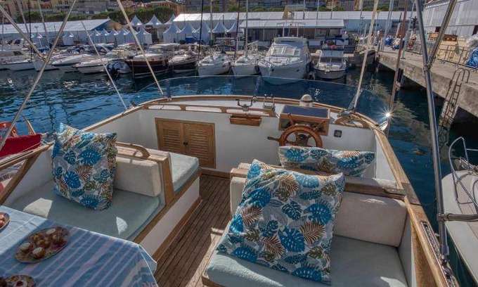 La Condamine Boat Rental | 50 m² Houseboat ∙ 2 bedrooms ∙ 4 guests