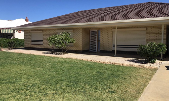 Moonta Bay House | 500 metres from Moonta Bay Beach & Jetty. Free wi-fi. Well equipped holiday home