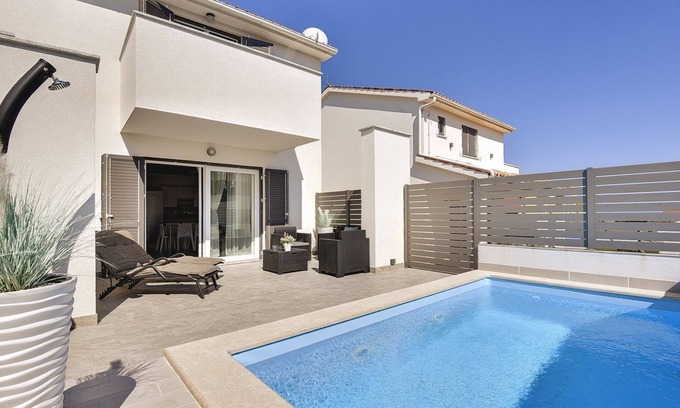 Liznjan House | 500 metres to the beach with private pool, sea view, air conditioning, wifi
