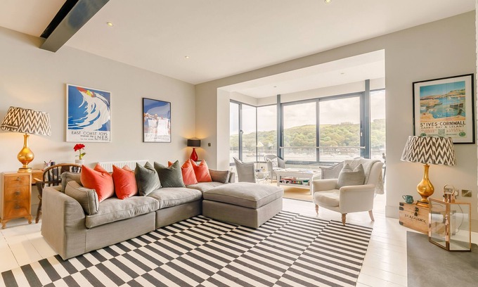 Fowey House | 51 Esplanade - Four Bedroom House, Sleeps 8