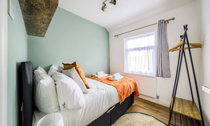 Acresford House | 53QMC Sleeps 9| Driveway |Pool Table I Parking