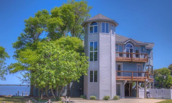 Colington Harbour House | 5550 Lighthouse Pointe * Waterfront