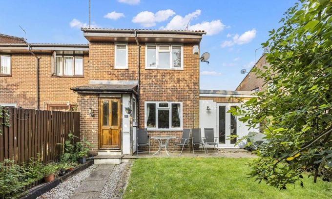 Broadbridge Heath House | 57 m² House ∙ 2 bedrooms ∙ 4 guests
