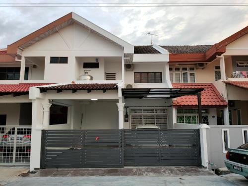 Taman Kota Laksamana House | 58 Kota Laksamana - Near Jonker Street for 10 to 15 Pax