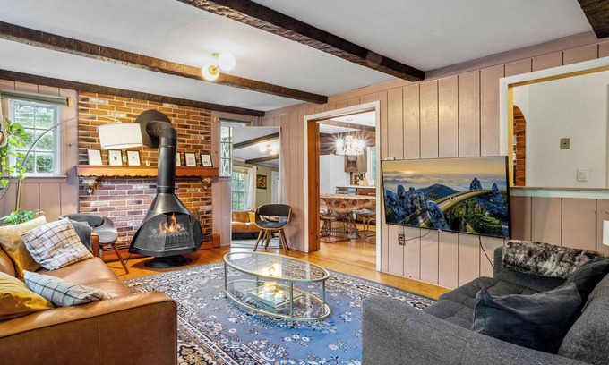 Norwich House | 5BD/2BA Cabin-Style Home in the Heart of Norwich, Close to Casinos