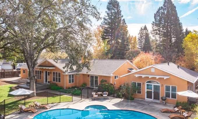 Windsor House | 5bd/4ba w/Poolside Guest House - near Healdsburg