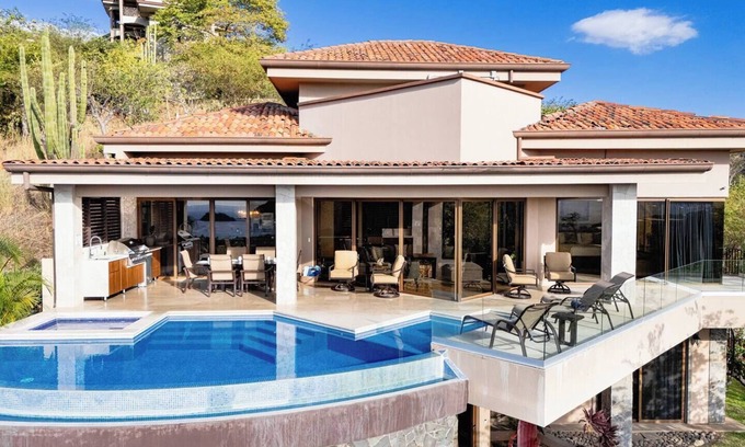 Coco House | 5BR Home Breathtaking View of Coco Bay