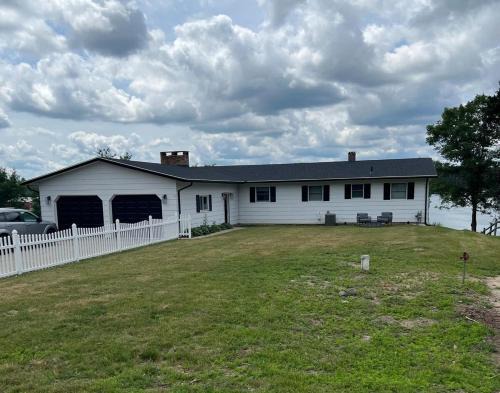 Cadillac House | 5BR Lakefront Getaway with hot tub
