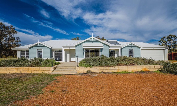 Lake Clifton House | 5BR Large Country Retreat on 40Ha Near Lake Clifton