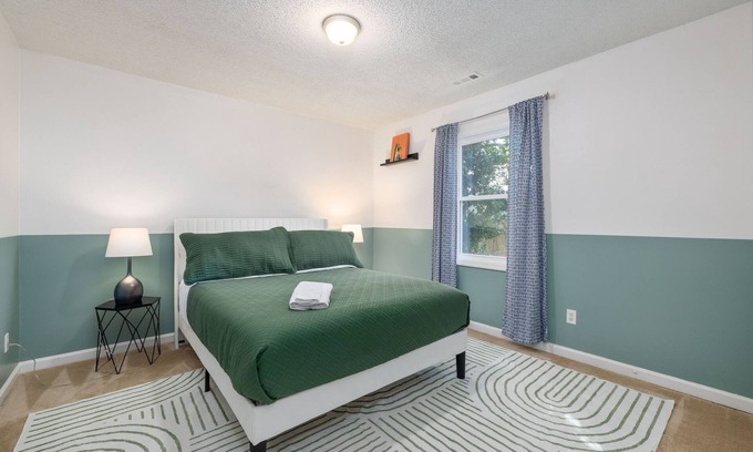 Charlotte House | 5BR Ranch Getaway – Dog Friendly, Fully Fenced Yard & Family Comfort
