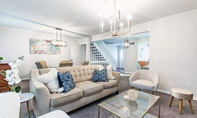 North Raleigh House | 5br townhome close to North Hills! - No Chores -