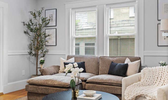 Winter Hill Apartment | 5BR3Bath + Yard in Somerville LUX Retreat Home