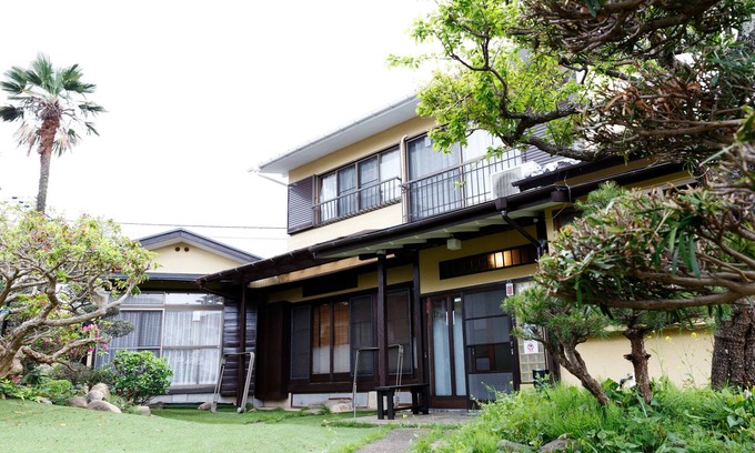 Usami Apartment | 5Min to the sea & station! Comfortable hideaway with a dedicated BBQ area.