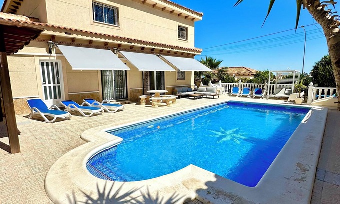 San Miguel de Salinas Villa | 6 BED SLEEPS 12/14 WIFI -AIR CON- POOL TABLE- SKY TV
