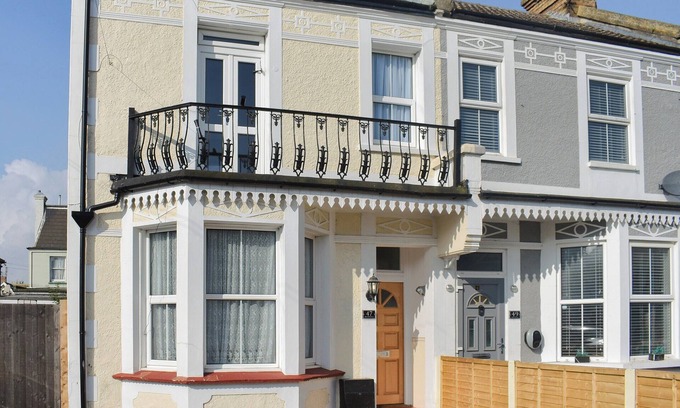 Clacton-on-Sea Cottage | 6 bedroom accommodation in Clacton on Sea