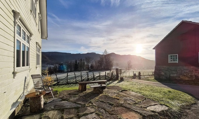 Vindafjord House | 6 bedroom cozy home in ølensvåg