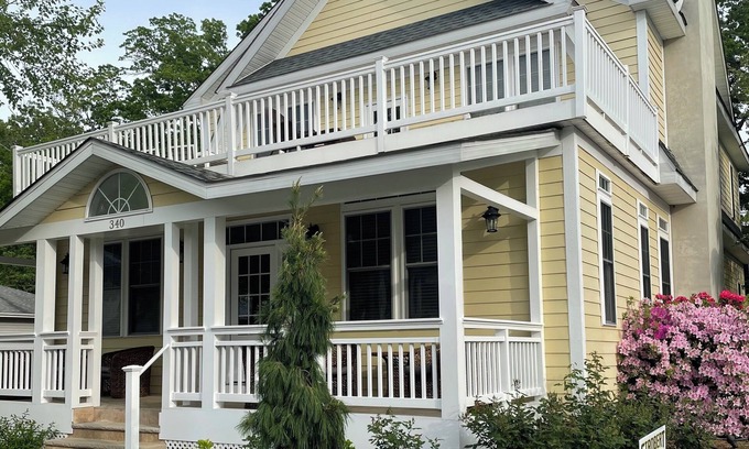 Country Club Estates House | 6 Bedroom House - 5 blocks to beach