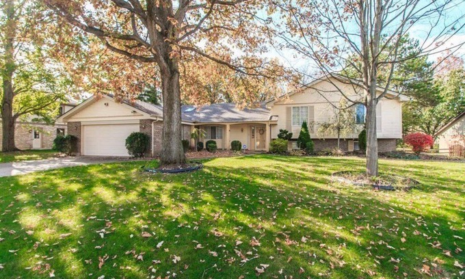 Dayton House | 6 Bedroom, Huge Yard Family Home for Entertainment in the heart of Centerville!