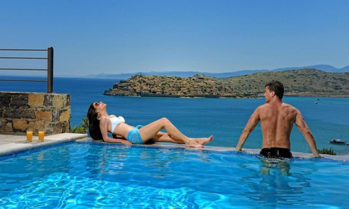 Elounda Villa | 6 bedrooms villa next to the beach sleeps 12