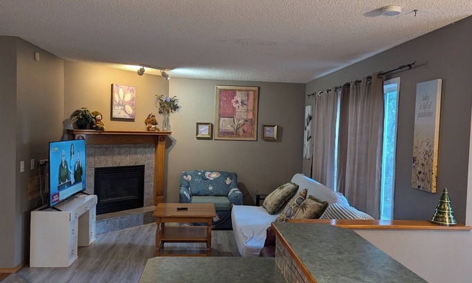 Calgary House | 6 beds entire house fenced Yard, 2 car Pad + Garage (3 beds at basement)