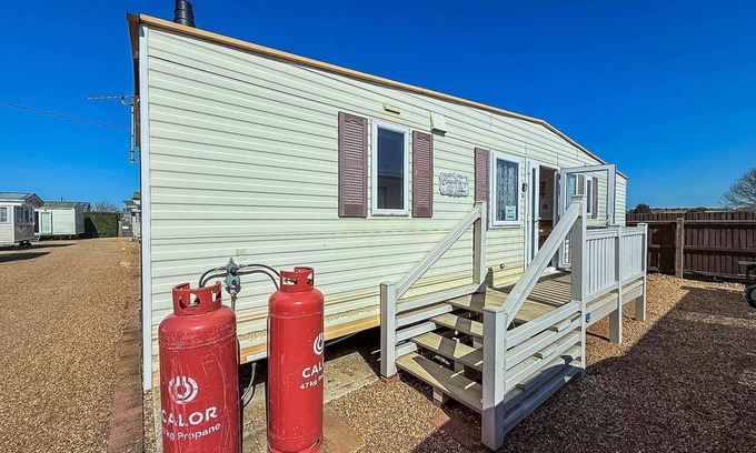 Hunstanton House | 6 berth caravan by the beach in Hunstanton in Norfolk, pets welcome ref 13009L