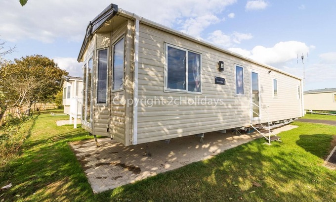Clacton-on-Sea House | 6 berth caravan for hire at Seawick Holiday Park by the beach ref 27011HV