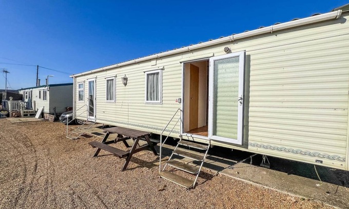 Hunstanton House | 6 berth dog friendly caravan in Hunstanton in Norfolk ref 13014L