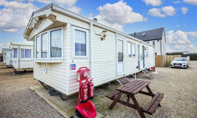Hunstanton House | 6 berth pet friendly caravan in Hunstanton by the beach ref 13001L