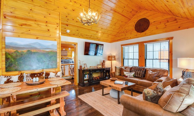 Clarkesville Cabin | 6 Mi to Helen: Mtn-View Retreat w/Hot Tub!