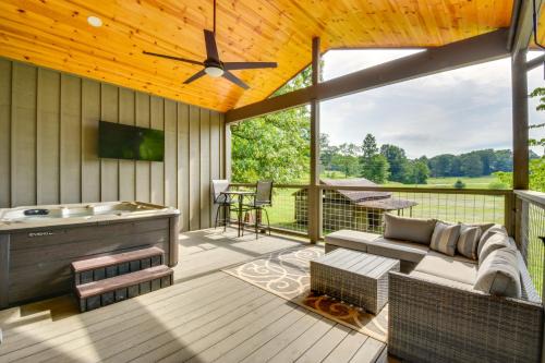 Clarkesville House | 6 Mi to Helen Romantic Georgia Cottage Hideaway!
