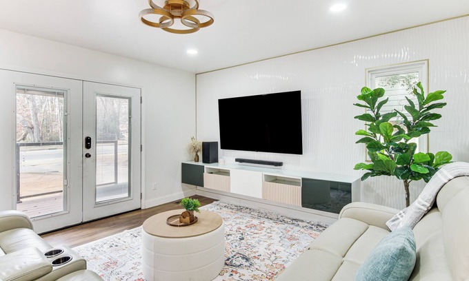 SouthPark House | 6 Mi to Spectrum Center: Spacious Getaway w/Deck