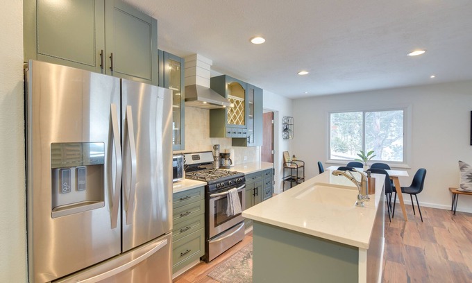 Conifer Cottage | 6 Mi to Staunton State Park: Conifer Home w/Deck