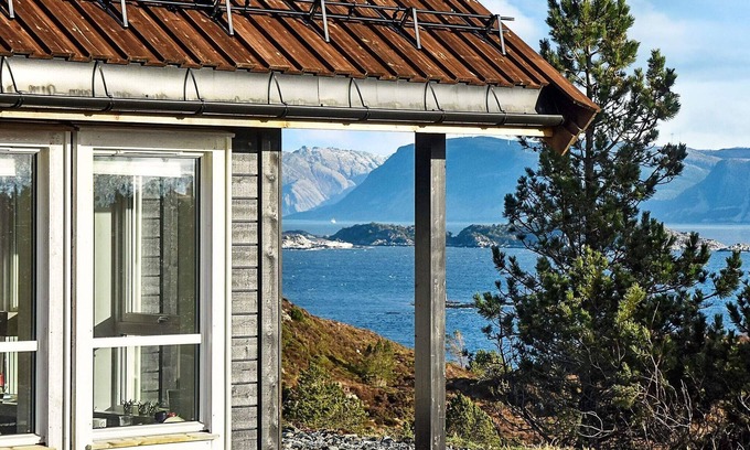 Florø House | 6 person holiday home in Kalvåg